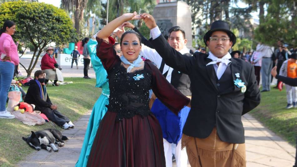 La plaza vibró con el pericón comunitario