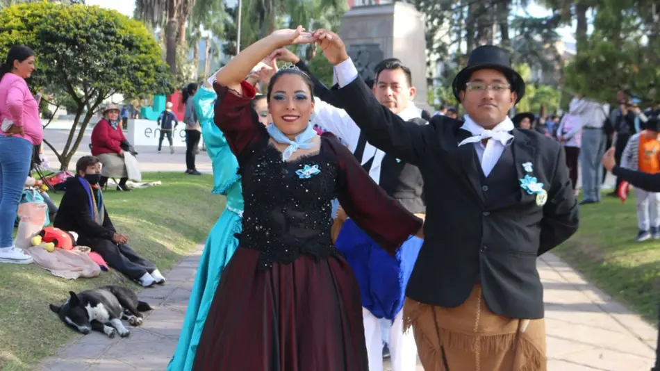 La plaza vibró con el pericón comunitario