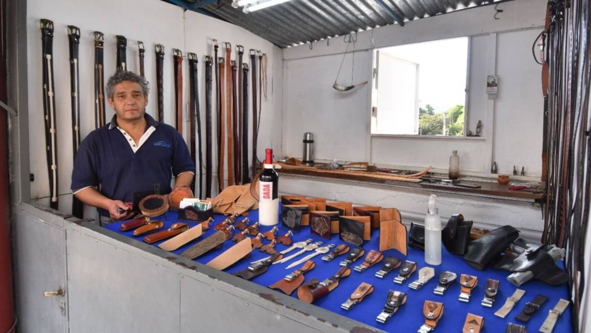 César Benítez deslumbra con su trabajo de marroquinería