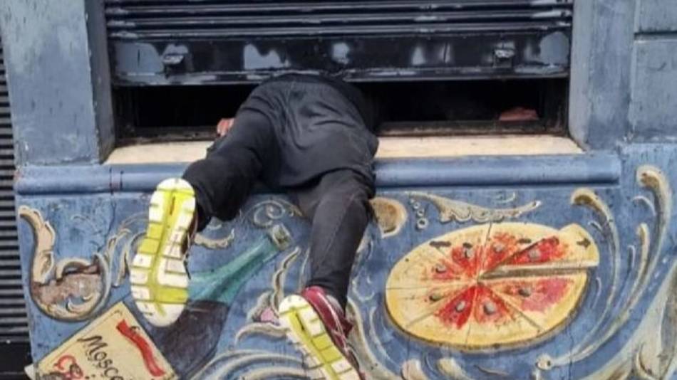 Intentó robar en una pizzería cerrada y quedó atrapado por la persiana 
