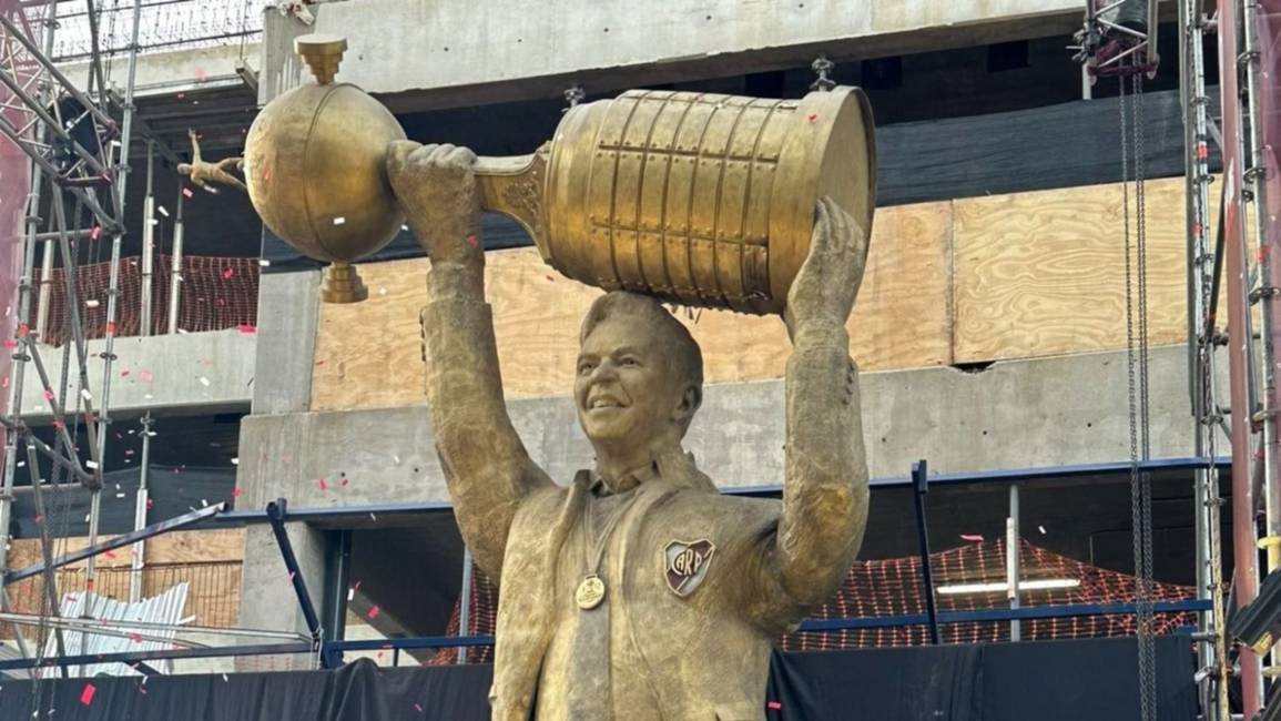 Tras las críticas, limarán la parte de la entrepierna de la estatua de Marcelo Gallardo