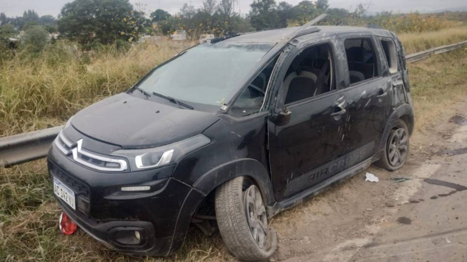 Una familia de turistas volcó en Pampa Blanca