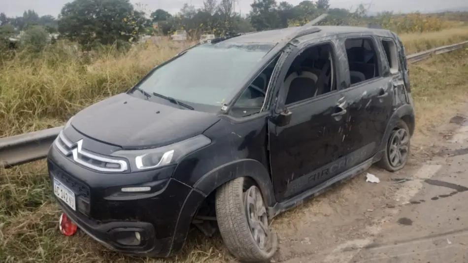 Una familia de turistas volcó en Pampa Blanca