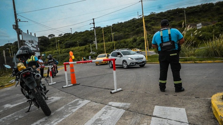 Corte de tránsito y desvío de colectivos en calle Salta