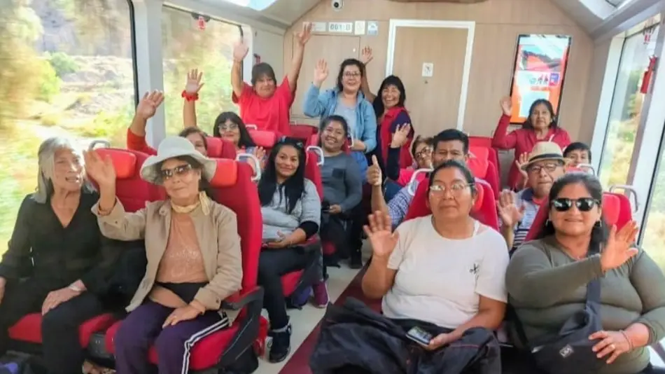 Un paseo saludable para adultos mayores en el tren solar