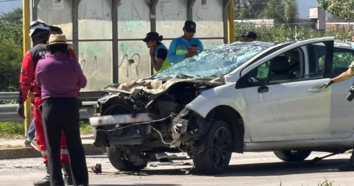 Perdió el control del auto, atropelló a una joven y volcó en Ruta 1