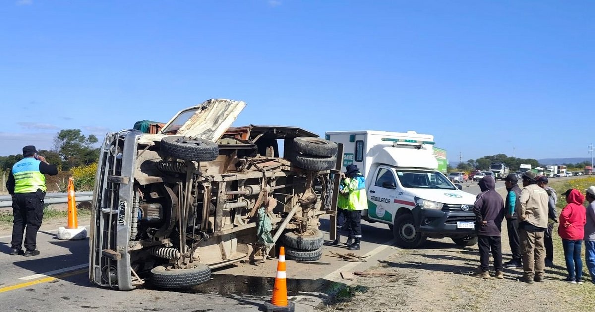 Pareja herida tras el choque de una camioneta y un camión