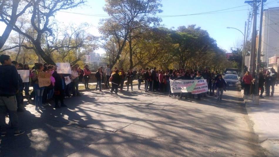 Docentes movilizan por falta de pago