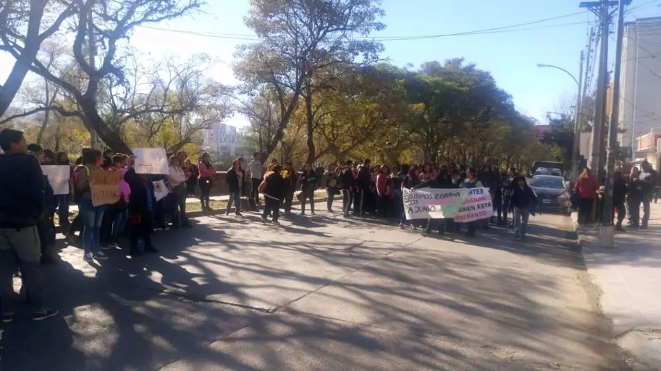 Docentes movilizan por falta de pago