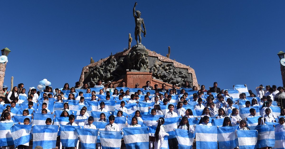 Juraron lealtad a la Bandera en el monumento a los Héroes de la ...