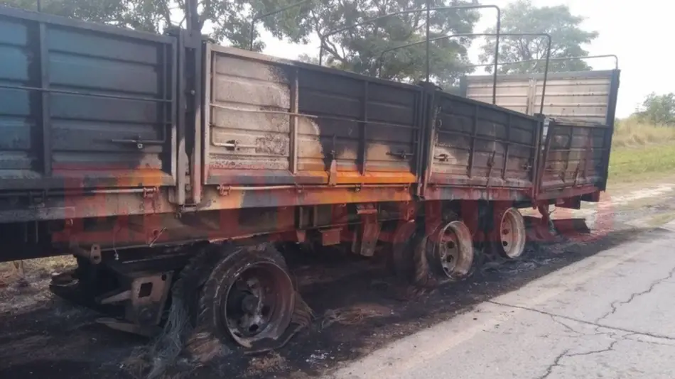 Se incendió el tráiler de un camión en Los Lapachos 