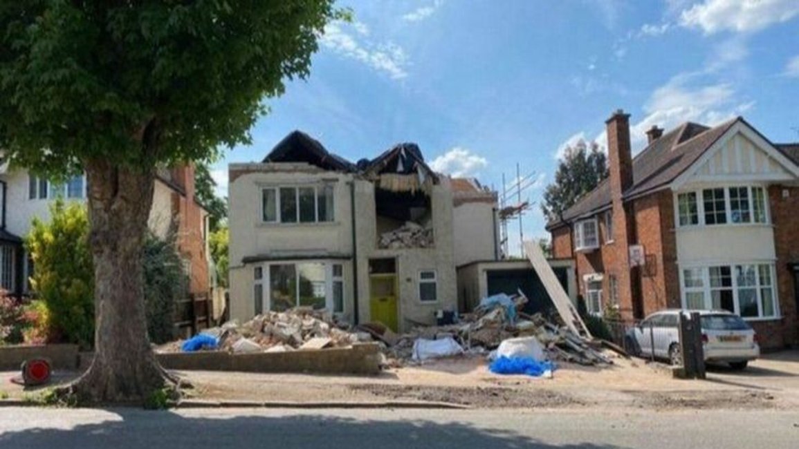 No le pagó al albañil pero se fue de vacaciones: le rompió la casa