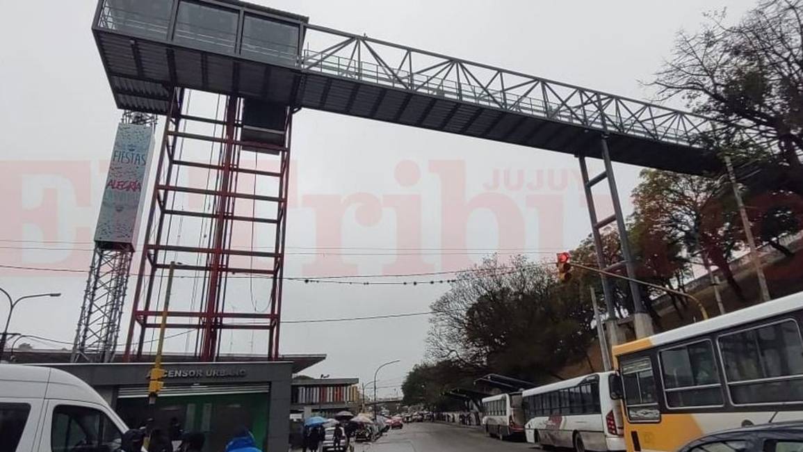 Ocho personas quedaron atrapadas en el ascensor urbano