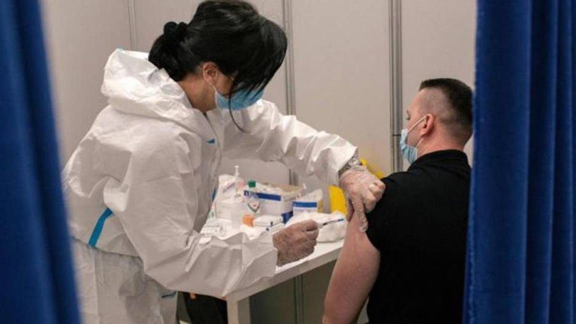Evalúan incluir una tercera dosis de la vacuna contra el coronavirus ante el avance de las nuevas variantes