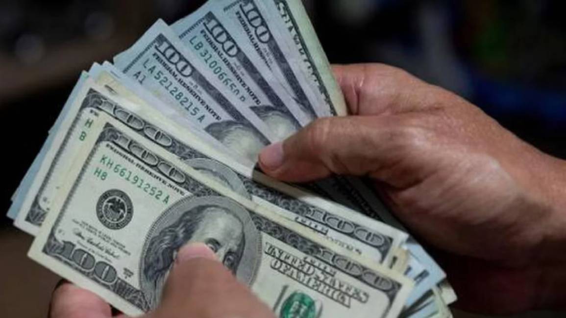 Personas que tengan dólares: quiénes pagarán un impuesto extra y desde cuándo