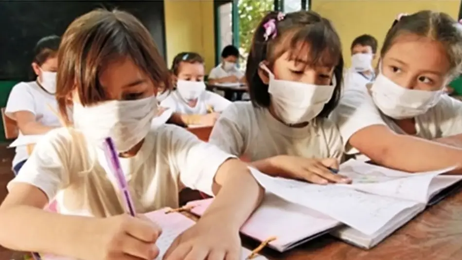Comienza el uso obligatorio de barbijos en los colegios de Chile por un alerta sanitaria