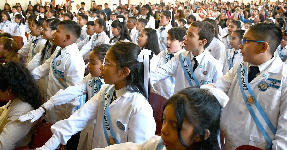Alumnos de la Escuela Belgrano hicieron su promesa a la bandera