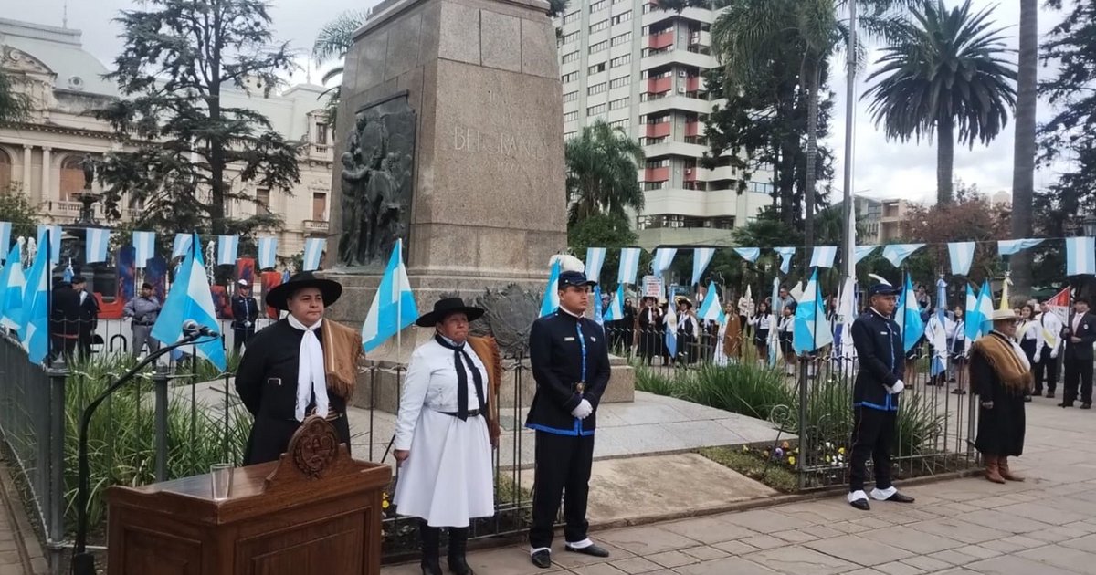 Emotivo acto por el día de la Bandera en plaza Belgrano