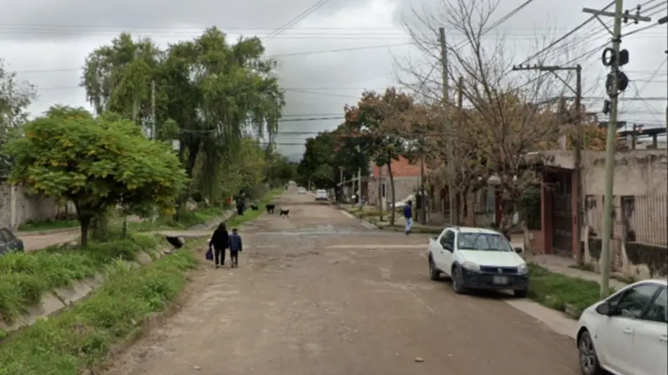 Arrojó piedras a un taxi y a transeúntes y fue aprehendida