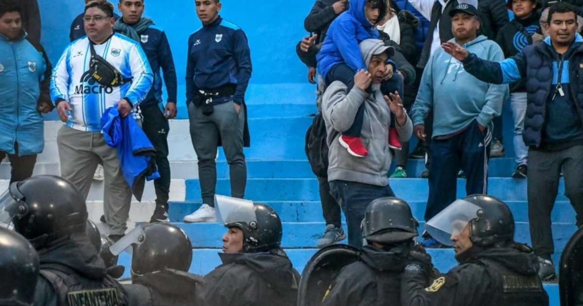 Imputan al policía que escupió a hinchas del lobo jujeño