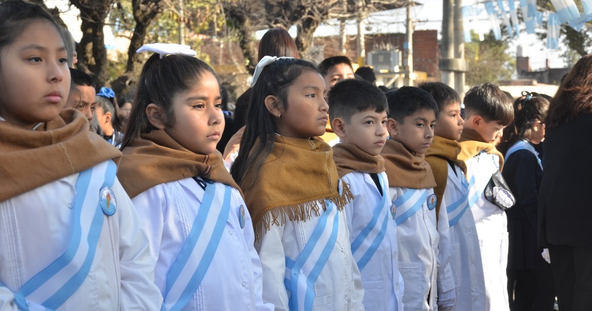 Desfile por el Día de la Bandera en Palpalá