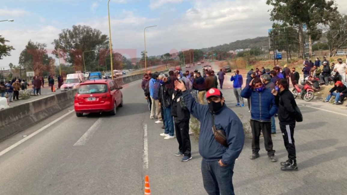 Autopista Savio: colectiveros cortan el tránsito a media calzada 