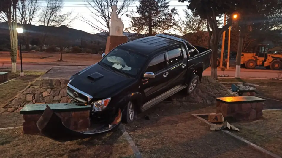 Destrozó los bancos de una plaza con su camioneta