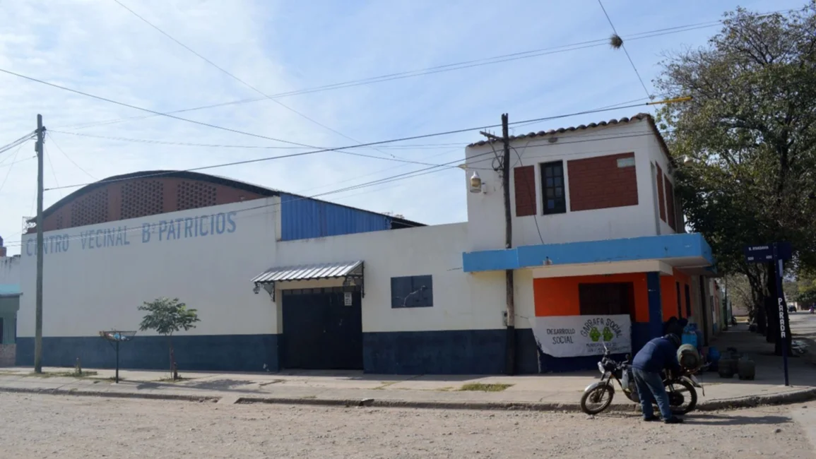 Sorprenden a tres sujetos mientras sustraían elementos de un centro vecinal en San Pedro