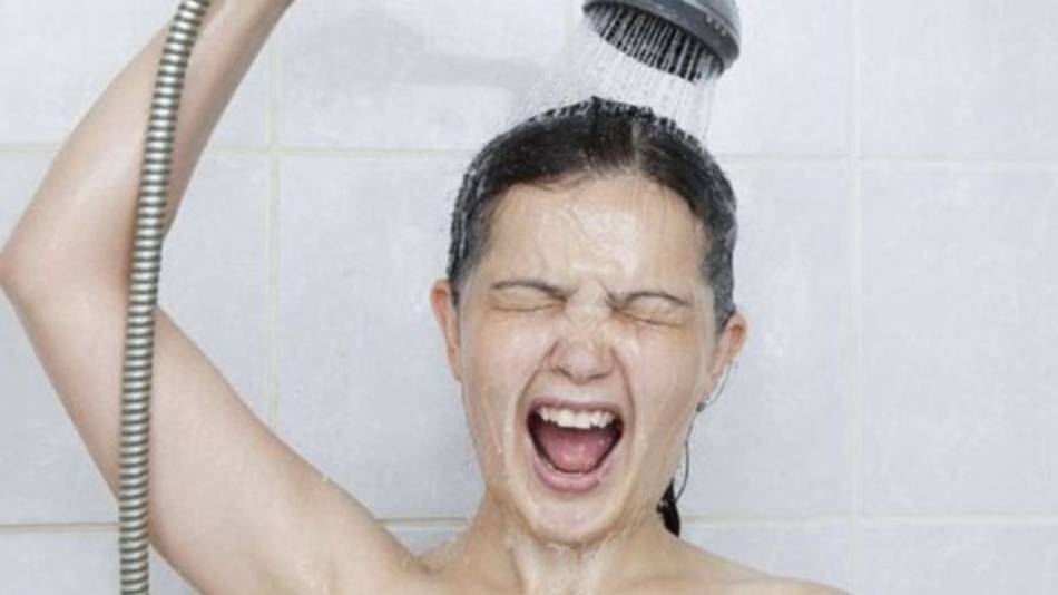 ¿Es mejor ducharse a la noche o la mañana? La contundente respuesta de los expertos