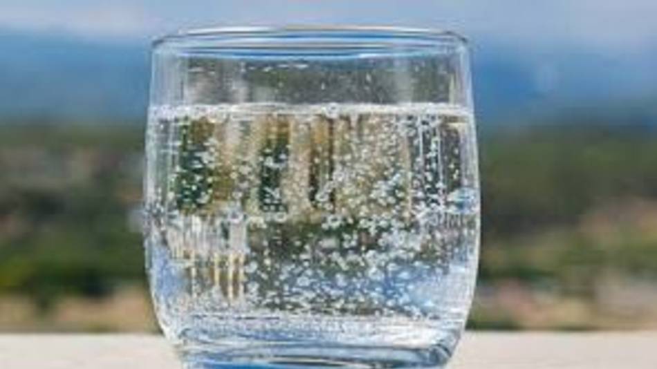 Agua con gas: cuándo es mejor tomarla y por qué