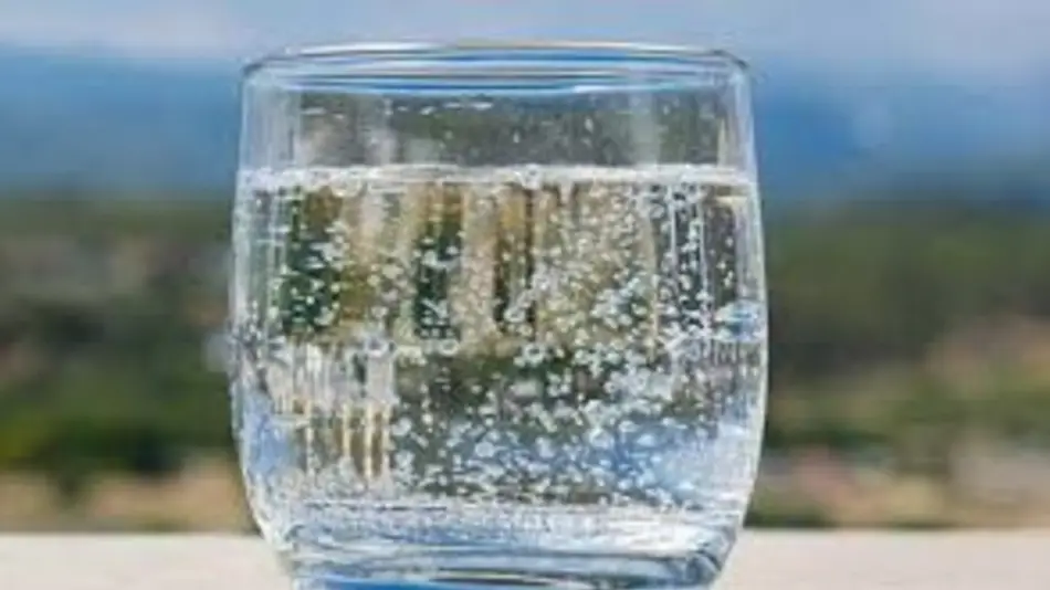 Agua con gas: cuándo es mejor tomarla y por qué