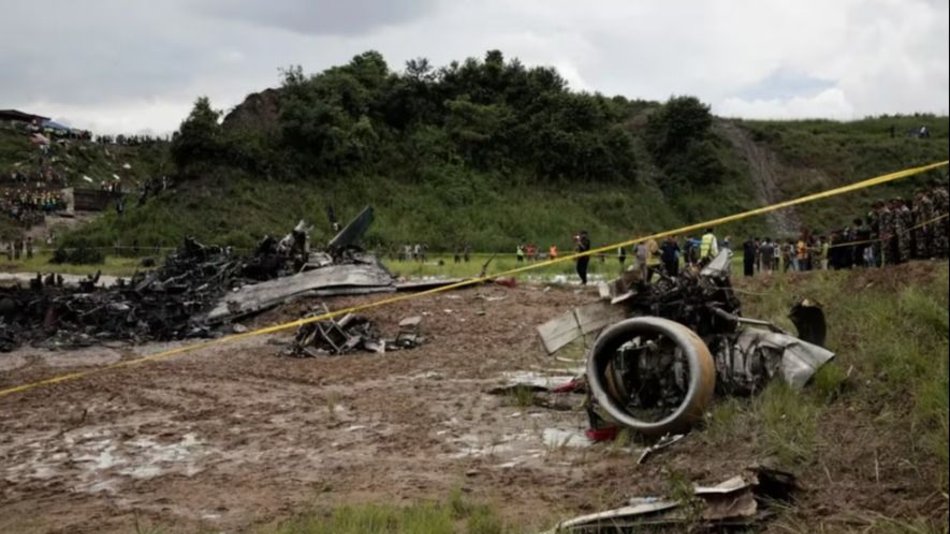 Tragedia en Nepal: 18 personas murieron al estrellarse un avión 
