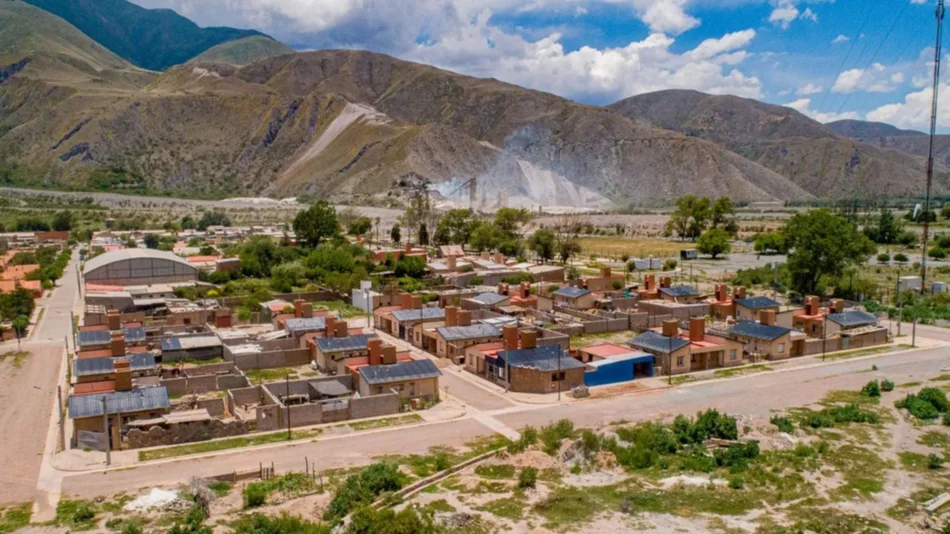 Localidad de Volcán bajo riesgo por el río Grande