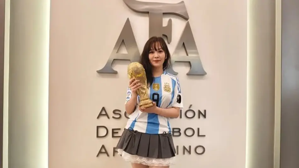 Una joven china recorre las canchas de Argentina para encontrar a un argentino