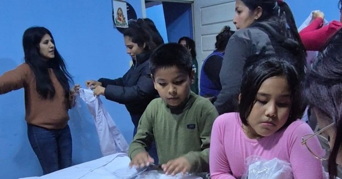Alumnos de la Escuela N° 66 de El Talar recibieron guardapolvos