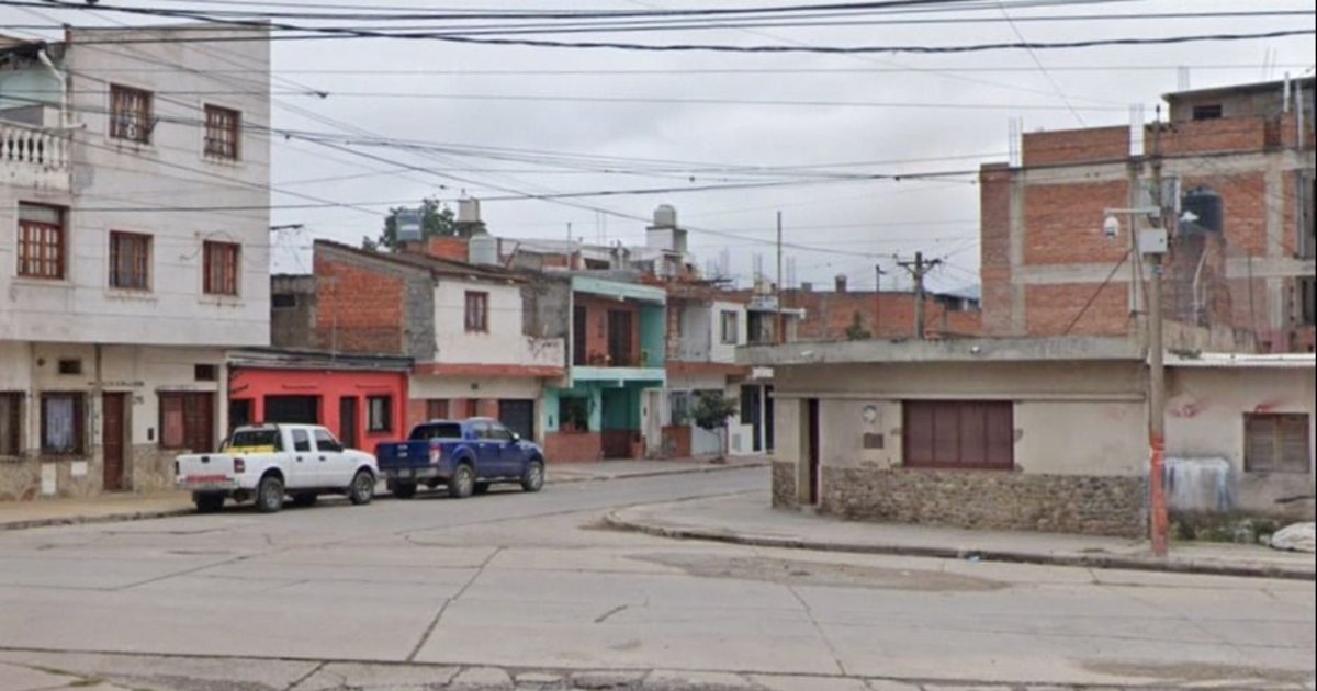 Lo ayudó a empujar el auto y después le robó
