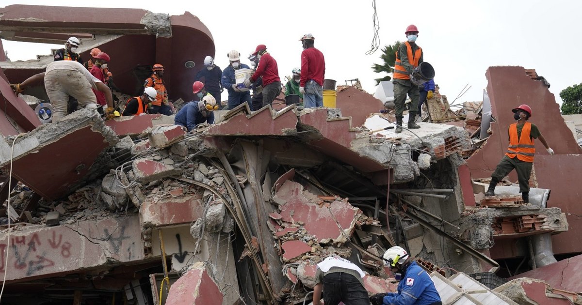 Los socorristas continúan trabajando sin descanso