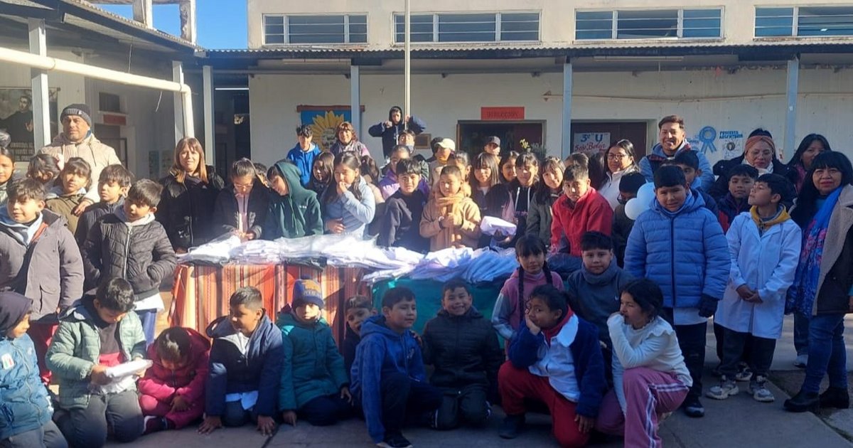 Niños de la Escuela 309 de El Fuerte recibieron guardapolvos