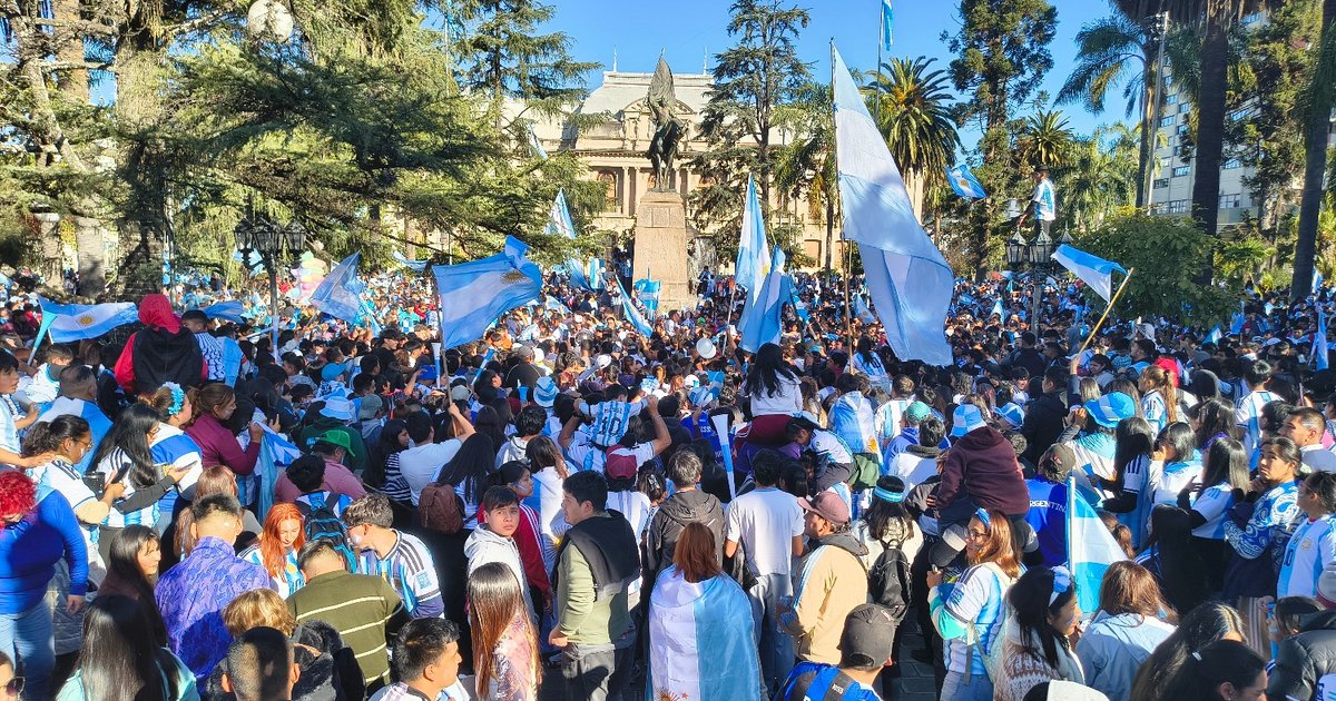 Locura en Plaza Belgrano por la victoria de la Albiceleste
