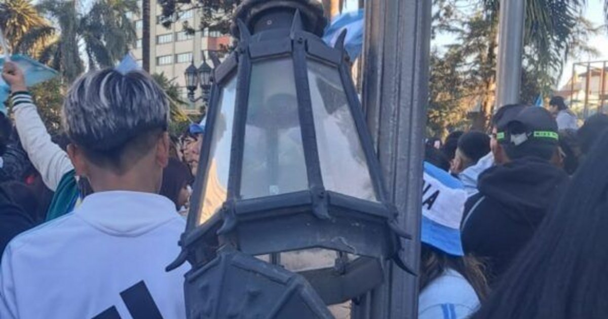 Vandalizaron luminaria de la plaza Belgrano