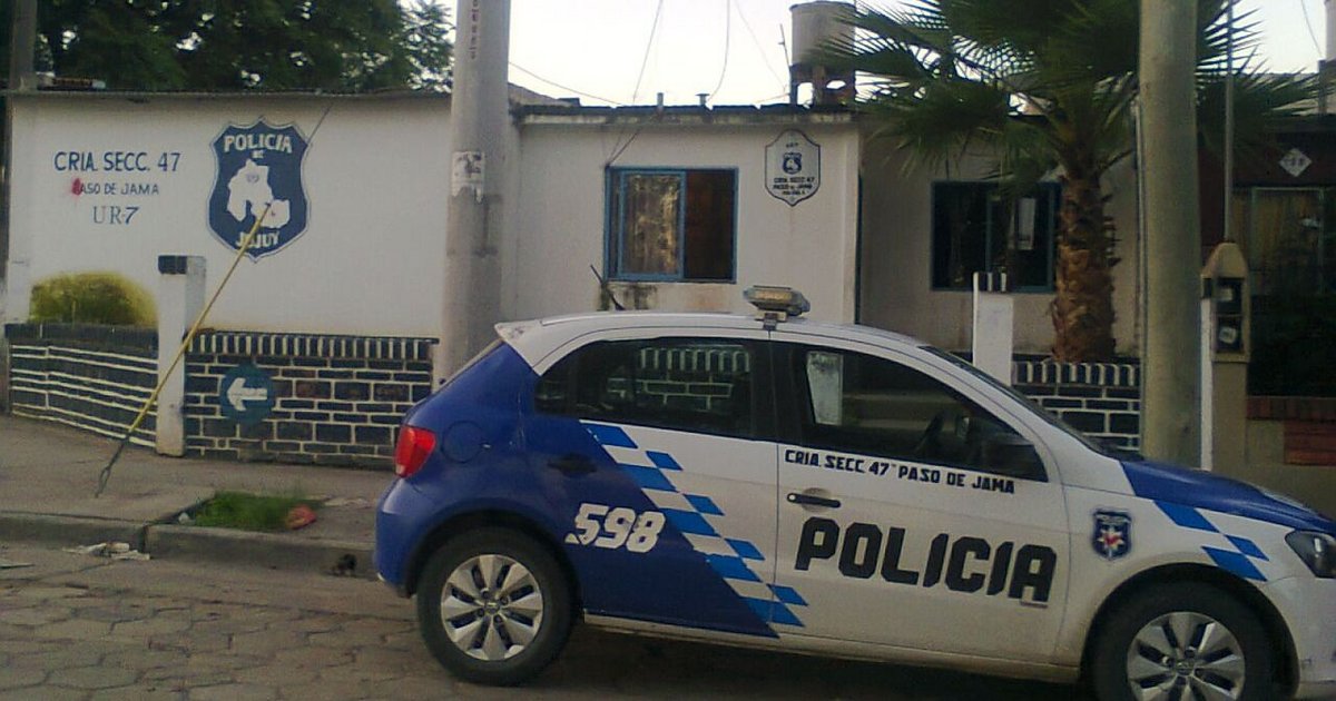 Golpeó a su expareja delante de sus hijas y le robó un auto