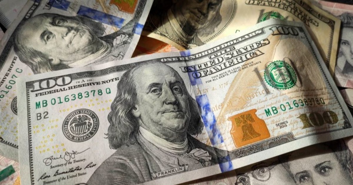 Antes del feriado largo, el dólar bajó y cortó una racha de tres alzas seguidas