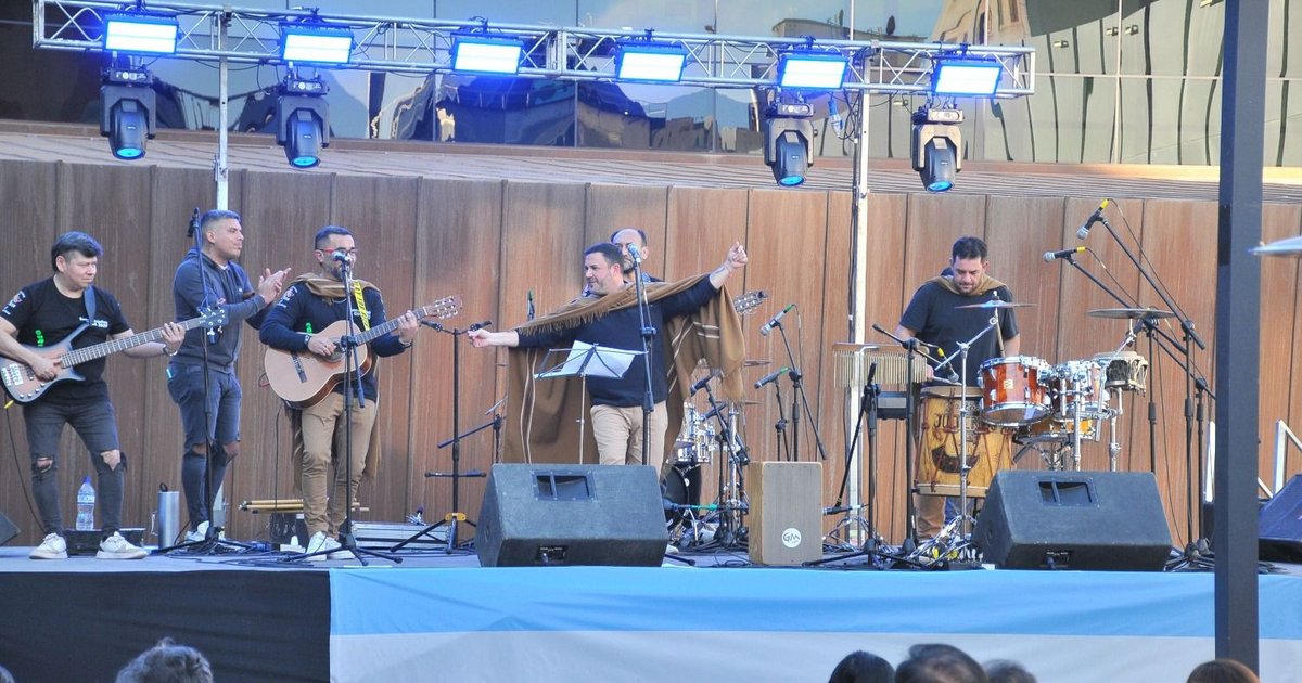Música, baile y sentimiento en la plaza patria