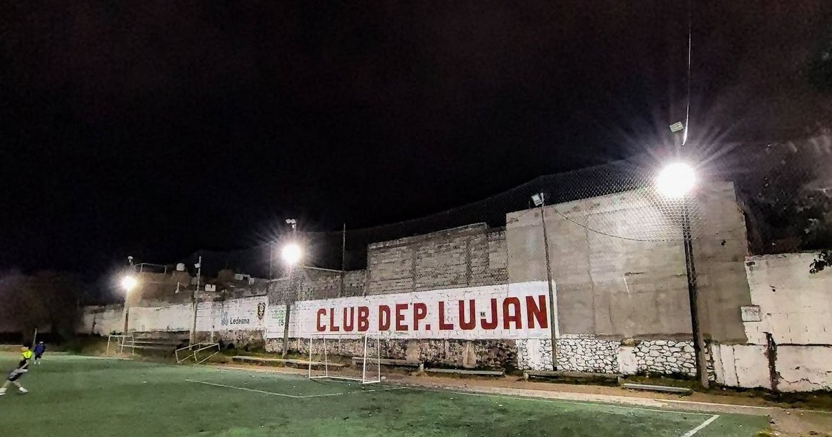 Luján renovó luminaria en la cancha sintética