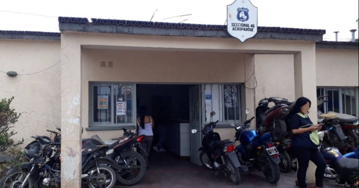 Bajó a los golpes a su expareja de un transporte alternativo