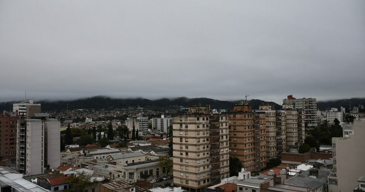 El domingo comenzó con una leve llovizna y neblina