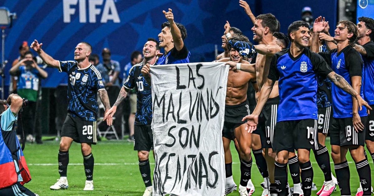 La historia de la bandera de Malvinas que terminó en manos de los jugadores argentinos