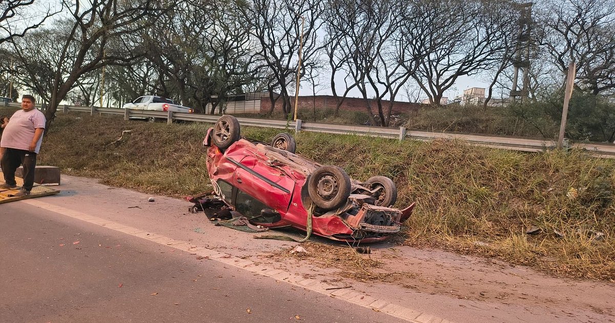 Automóvil volcó tras sufrir un desperfecto mecánico