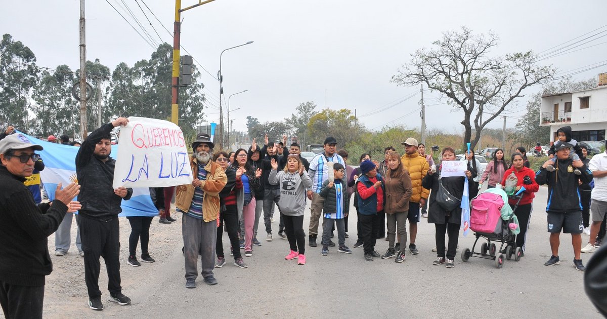 Vecinos cortan la ruta y exigen que le restituyan el servicio eléctrico