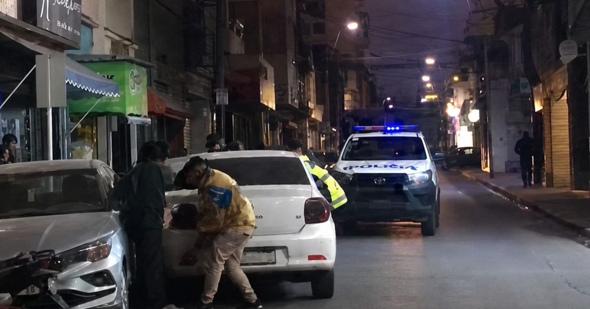 Conductor alcoholizado circuló en contramano y embistió dos autos estacionados
